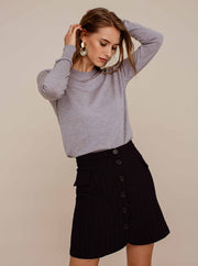 MOdel met grijze trui van 100% fijne merino wol 