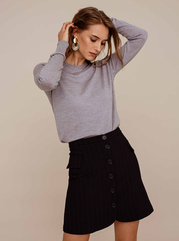 MOdel met grijze trui van 100% fijne merino wol 